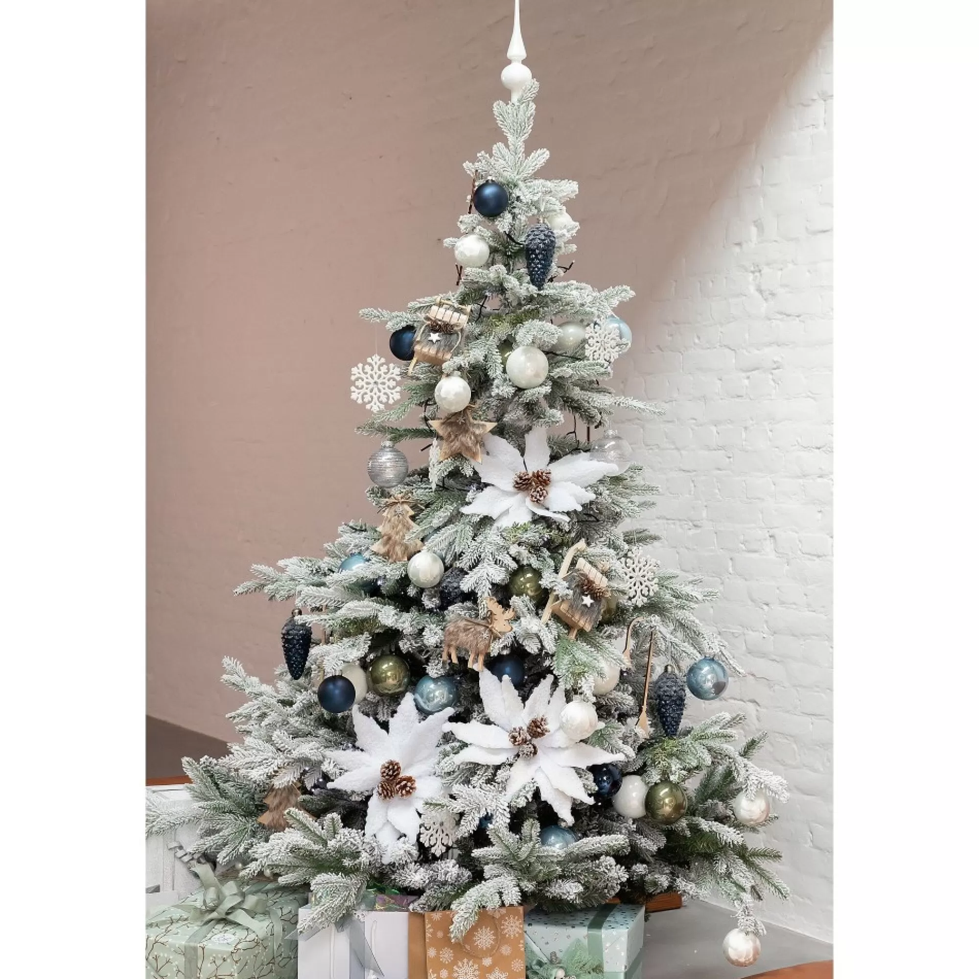 Shop Kerstboom Milford Hinged Snowy H 122Cm 97Cm 669 Tips Grote Kerstbomen