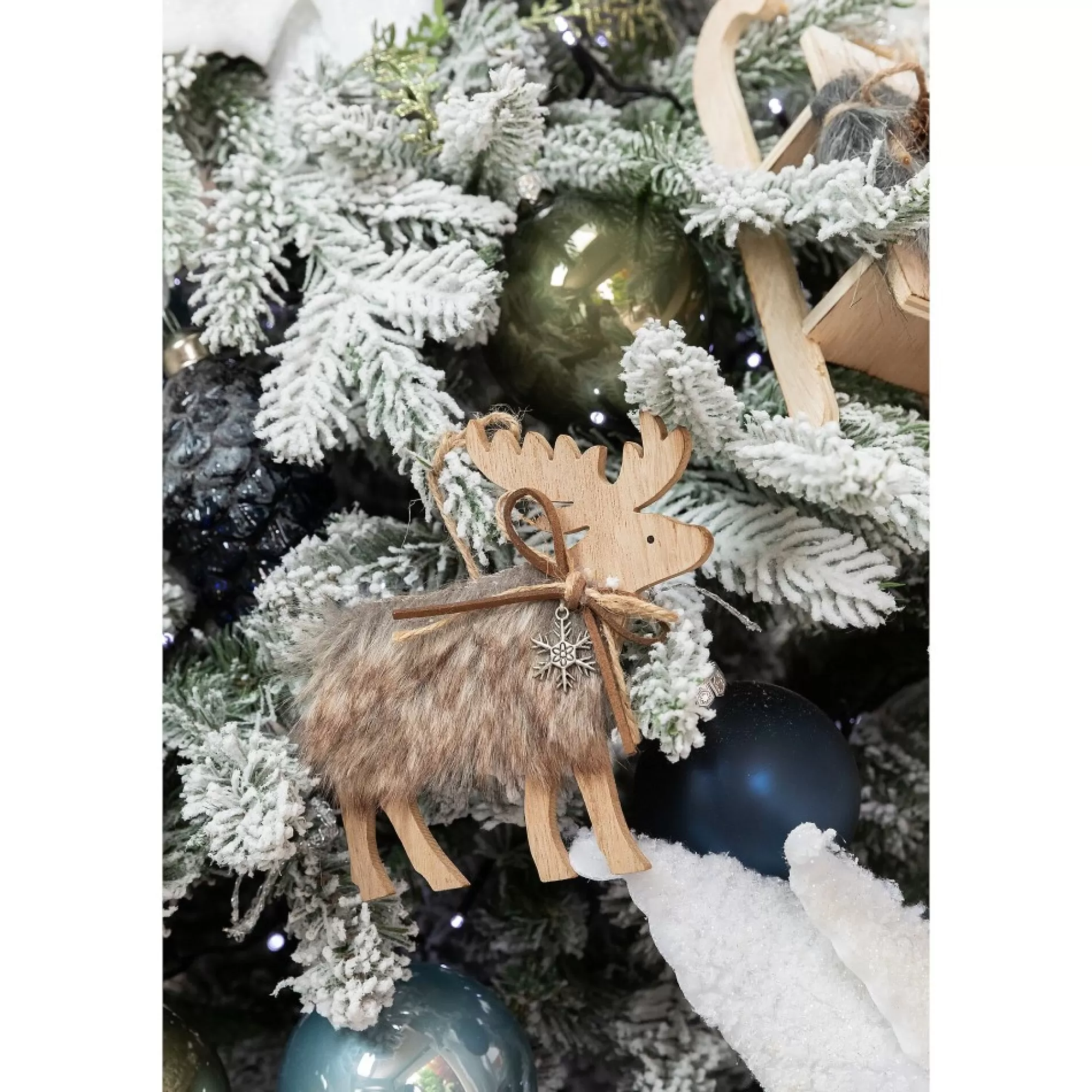 Shop Kerstboom Milford Hinged Snowy H 122Cm 97Cm 669 Tips Grote Kerstbomen